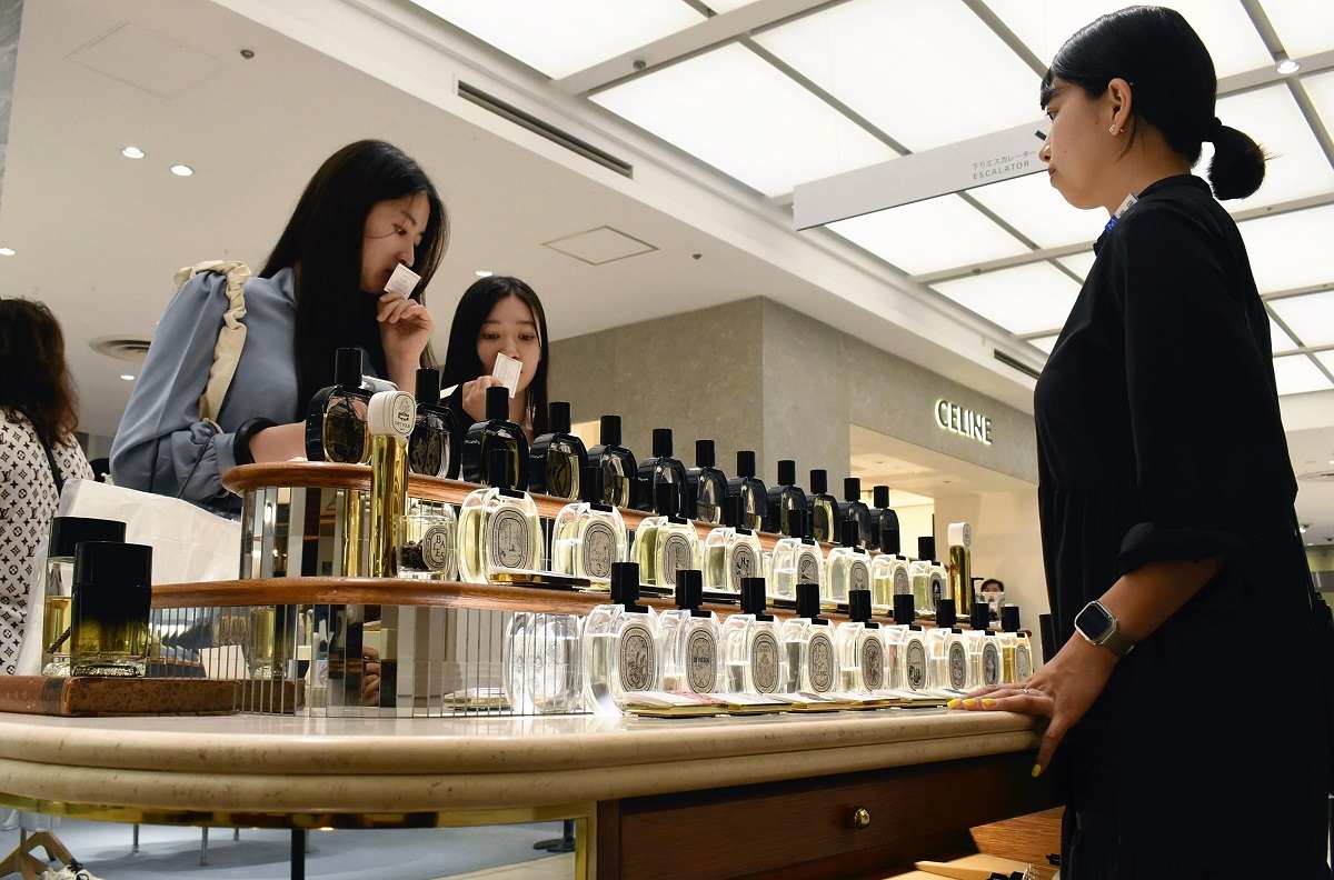 Những cô gái trẻ mua sắm tại cửa hàng bách hóa Matsuya Ginza ở phường Chuo, Tokyo nuoc-hoa